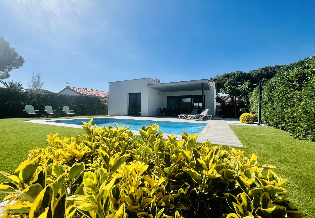 Villa en Torroella de Montgri - Casa Olivera - Piscina privada, aire y moderno